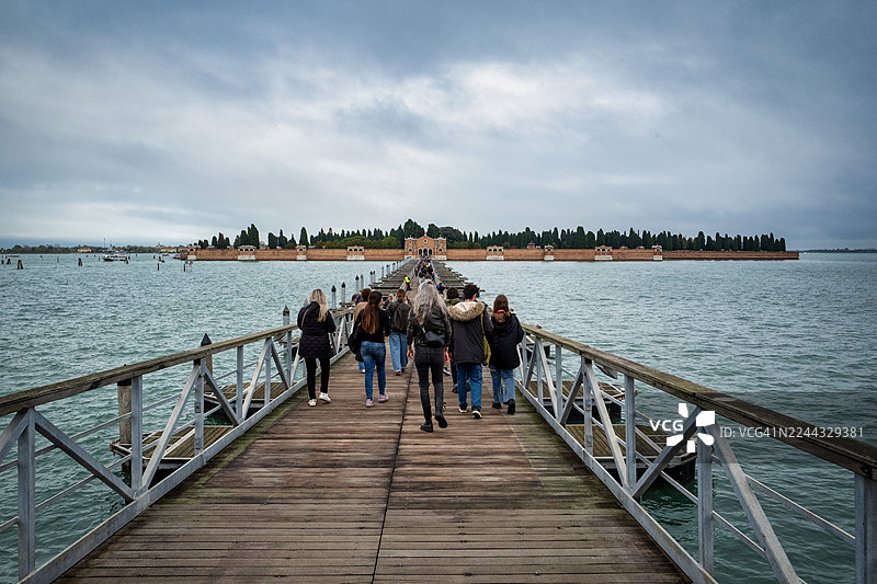 威尼斯圣米歇尔公墓临时投票桥重新开放图片素材