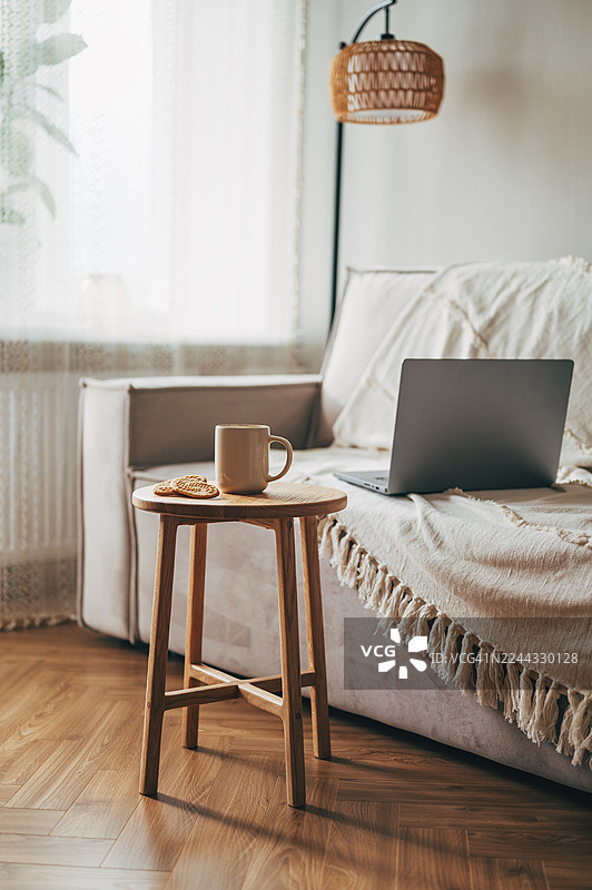 一杯咖啡和饼干的静物。营造在家或咖啡馆里舒适的早晨早餐氛围。图片素材