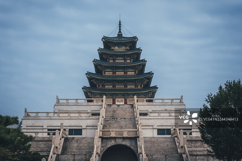 韩国首尔景福宫的传统多层宝塔图片素材