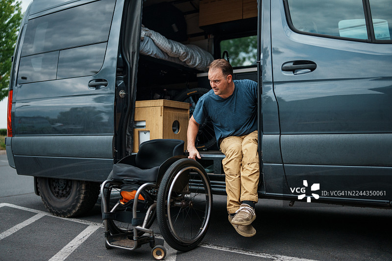 坐轮椅的男人正从货车里出来图片素材