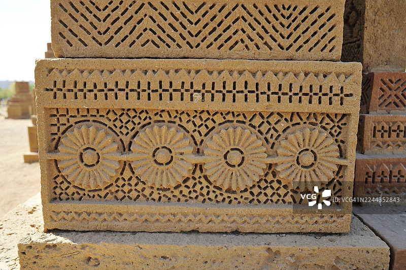 乔克汉迪陵墓，一座古老的墓地，拥有装饰有几何图案和纹样的砂岩石棺，位于巴基斯坦卡拉奇图片素材