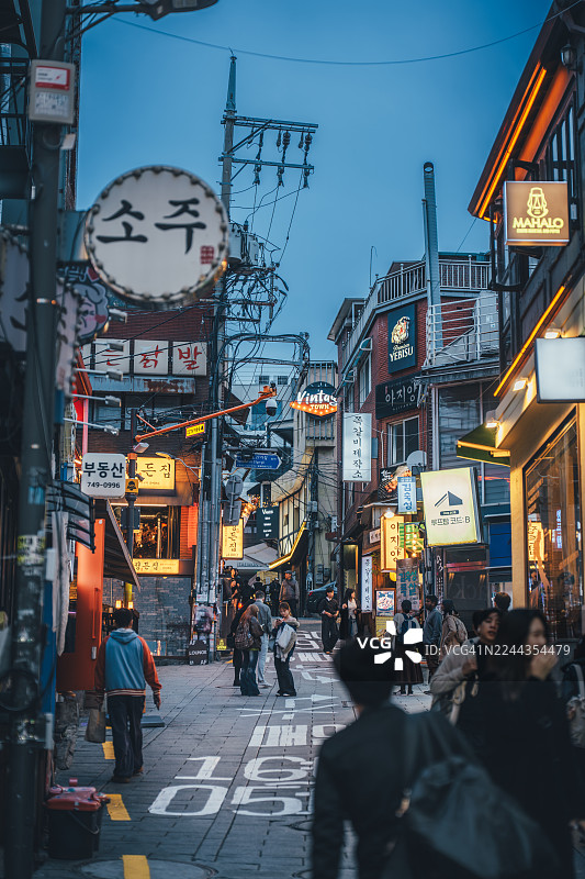 韩国首尔梨泰院万圣节之夜，充满活力的街道景象图片素材