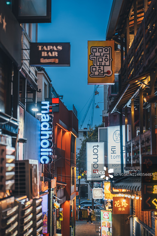 韩国首尔梨泰院万圣节的充满活力的街景图片素材