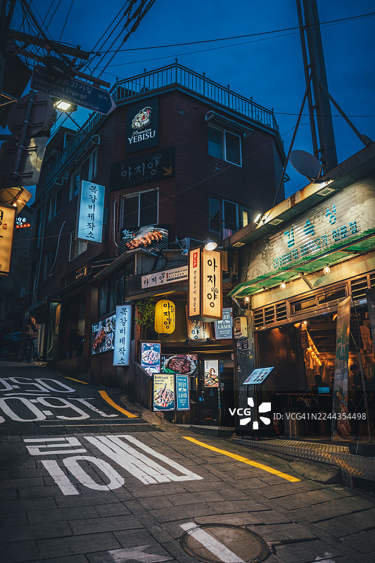 韩国首尔梨泰院万圣节，黄昏时分充满活力的街景图片素材