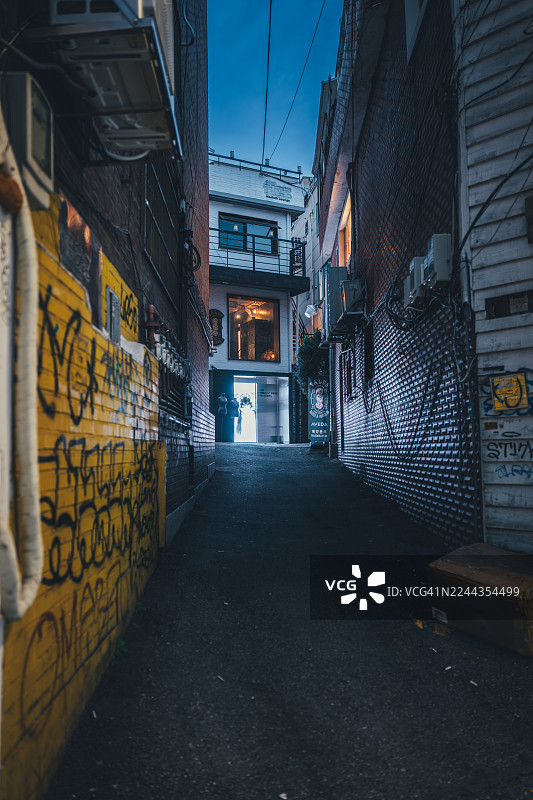 首尔梨泰院万圣节黄昏时的狭窄小巷图片素材