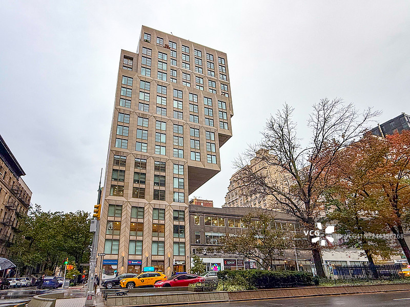 纽约百老汇上方悬臂式住宅建筑，下方为低层商业建筑图片素材