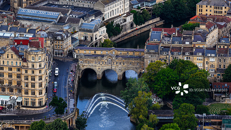 普尔特尼桥和埃文河在巴斯上空的鸟瞰图,周围有历史悠久的乔治亚风格建筑和城市街道,这里是萨默塞特郡英格兰的联合国教科文组织世界遗产,体现了文化遗产和旅行建筑的概念图片素材