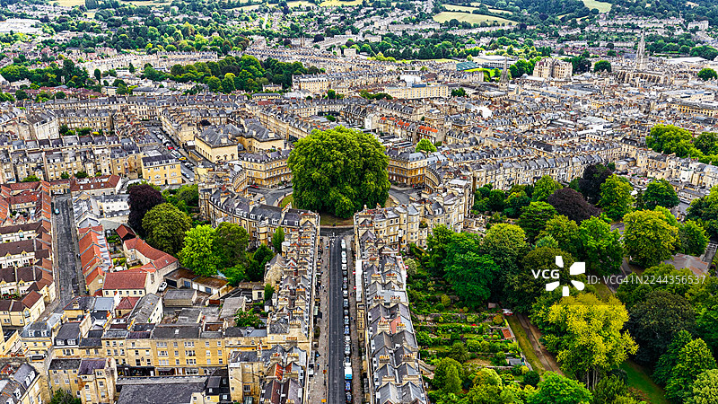 英国萨默塞特郡巴斯马戏团的鸟瞰图，历史悠久的乔治亚风格圆形建筑，中央有树木和周围的露台，联合国教科文组织世界遗产和文化旅游目的地图片素材