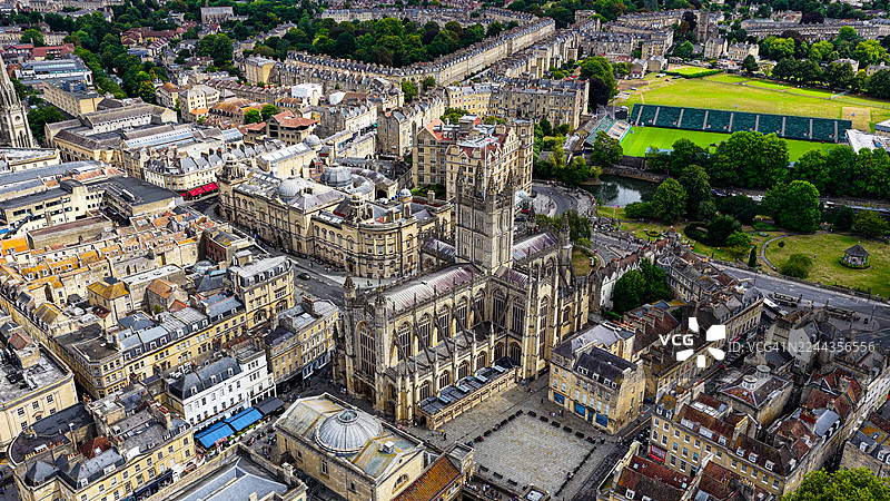 英格兰萨默塞特郡巴斯修道院及历史悠久的市中心的鸟瞰图,哥特式建筑环绕着乔治亚风格的建筑和罗马遗产,联合国教科文组织世界文化遗产与文化旅游概念图片素材
