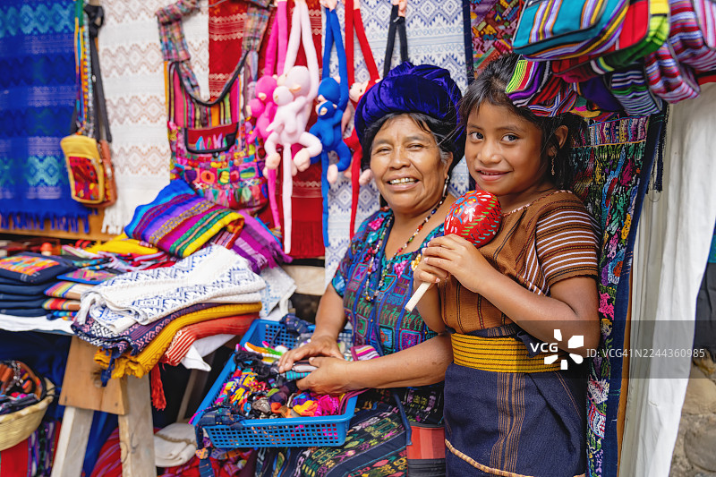 危地马拉传统市场中的原住民妇女与女孩图片素材