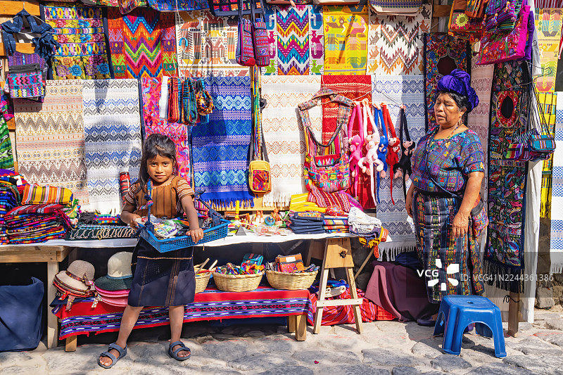 危地马拉传统市场中的土著妇女和女孩图片素材