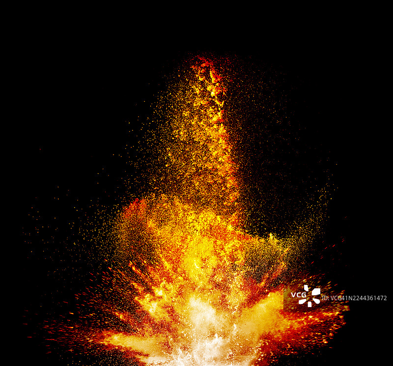 黑色背景上，爆炸产生的耀斑和冲击波向上移动。图片素材