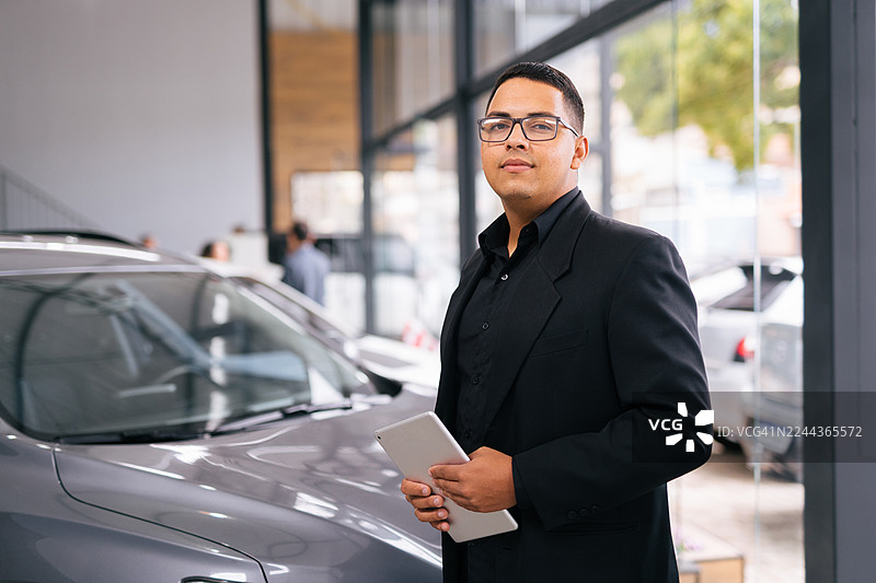 拉美裔企业家在新车旁微笑图片素材