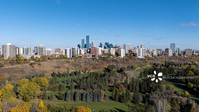 秋日晴空下，埃德蒙顿天际线、河谷及秋叶的鸟瞰图图片素材