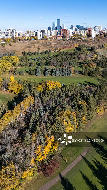 秋季埃德蒙顿市中心宽广的航拍镜头，俯瞰河流谷地和居民区图片素材