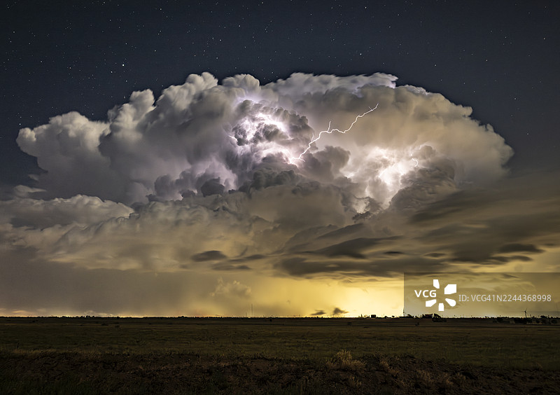 内布拉斯加州大平原上的夜间超级单体被闪电照亮图片素材