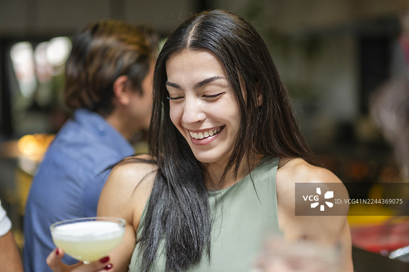 一群年轻专业人士在同事间开会，并享用饮品。图片素材