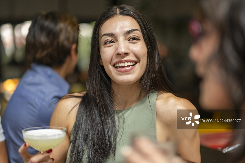 一群年轻的专业人士正在与同事开会，并享用几杯饮品。图片素材