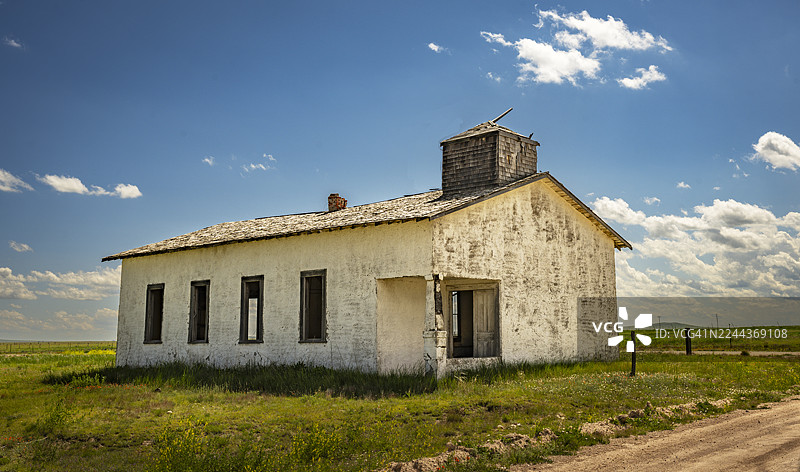 超级单体风暴笼罩下的落基山脉的旧废弃建筑图片素材