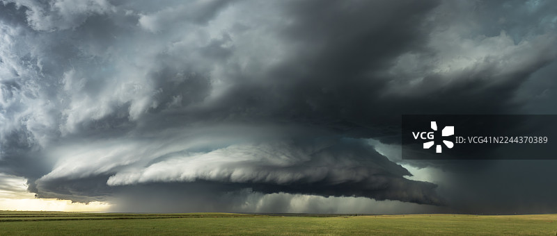大平原上的超级单体风暴图片素材