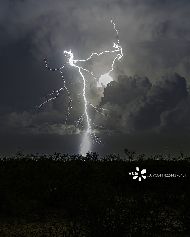 大平原上的夜间超级单体被闪电照亮图片素材