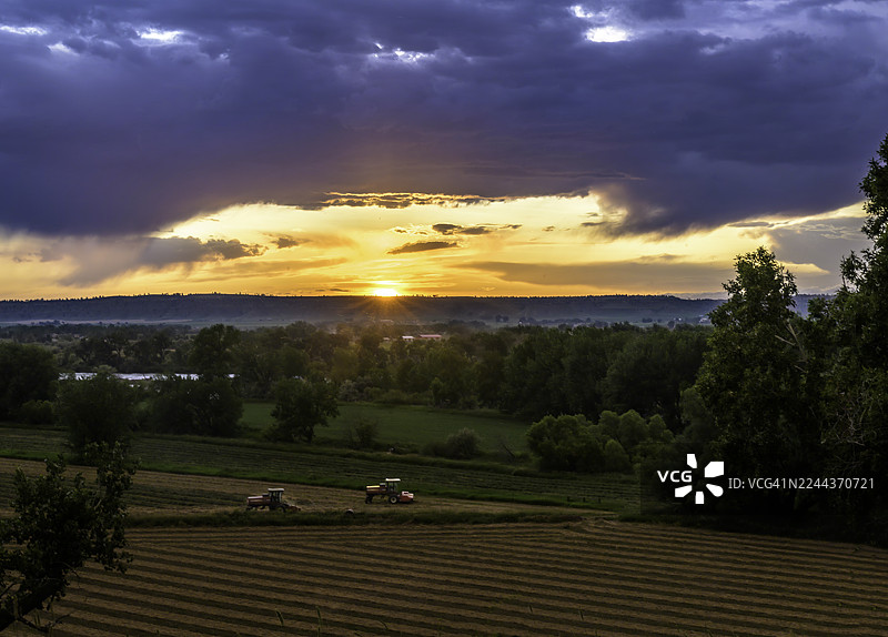 大平原日落时的戏剧性天空图片素材