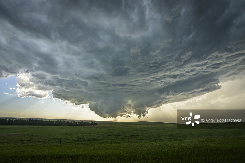大平原上的超级单体风暴图片素材