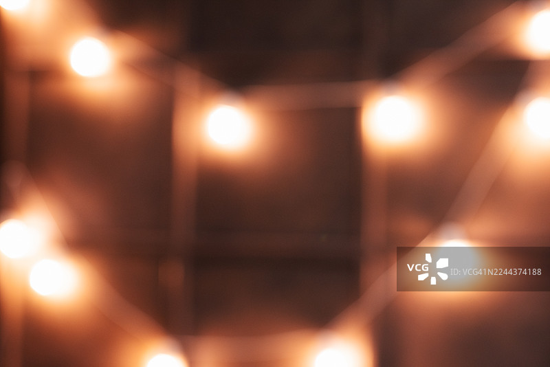 模糊的圣诞背景，带有花环。新年。花环。一个普适的节日氛围背景。图片素材