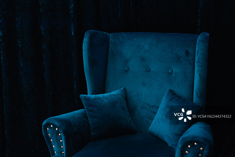 房间内部的一部分，带有一张沙发。住宅。公寓。房间设计。家具。扶手椅。图片素材