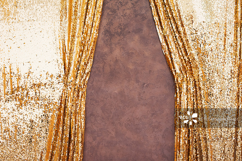 金色闪亮亮片背景。模糊的抽象背景，带有发光灯光。节日背景。图片素材