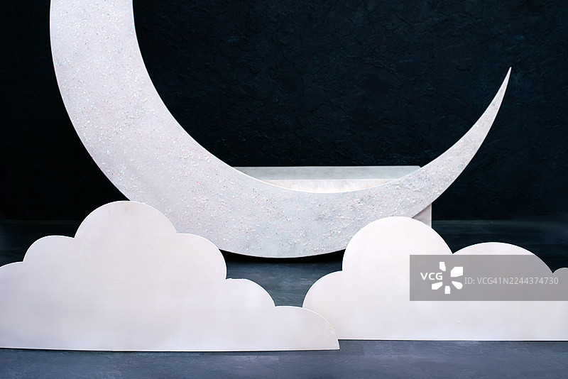 人造云彩和模拟天空。蓝色背景，有飘逸的云朵。月亮和云。烟花。星星。图片素材