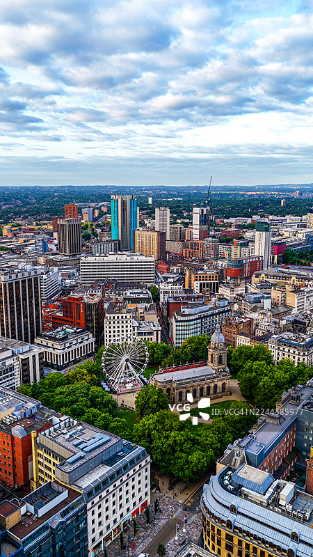 伯明翰圣菲利普大教堂的鸟瞰图，周围是教堂广场和绿色公园，历史悠久的英国圣公会地标和尤内特纪念碑位于市中心，展现了西米德兰兹的城市天际线和旅行概念图片素材