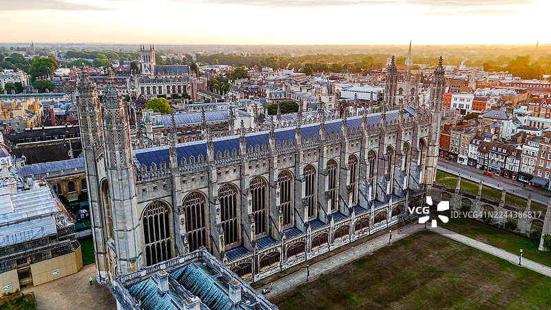 日落时分剑桥国王学院礼拜堂和历史悠久的大学建筑的鸟瞰图，标志性的哥特式建筑，周围环绕着城市景观和绿色风景，文化遗产和学术旅行概念图片素材