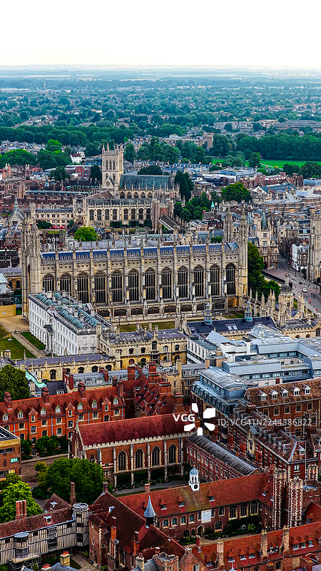 俯瞰剑桥国王学院礼拜堂和圣约翰学院，哥特式尖塔和历史悠久的大学建筑环绕着庭院和绿地，展现英格兰的学术传承与文化旅游图片素材