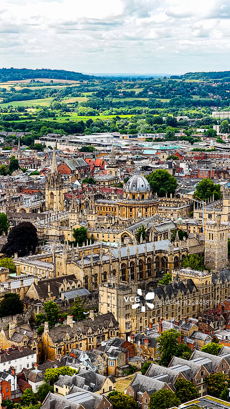 夕阳下，牛津大学的拉德克利夫图书馆和哥特式尖塔的航拍景象，包括谢尔登尼戏剧厅及周边学院的历史性英国建筑，体现了遗产与教育理念图片素材