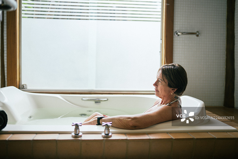 一位女士正在享受放松的沐浴图片素材