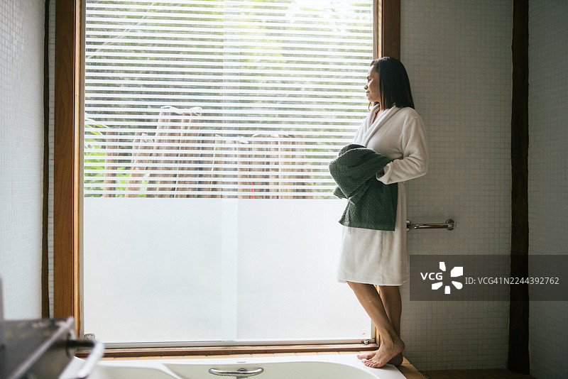 女人在泡泡浴旁放松图片素材