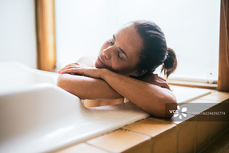一位女士正在享受放松的沐浴图片素材