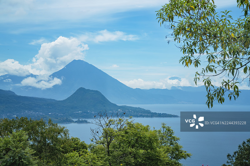 危地马拉阿蒂特兰湖，远眺奥罗山和圣佩德罗火山图片素材