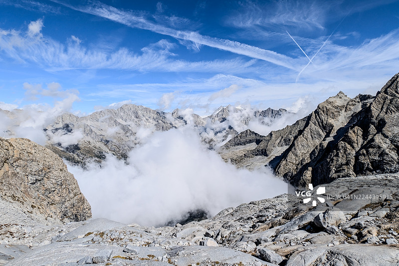 高山山脉，山谷中云雾缭绕图片素材