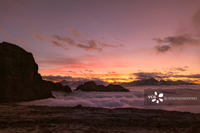 夕阳下的云海与阿尔卑斯山峰图片素材