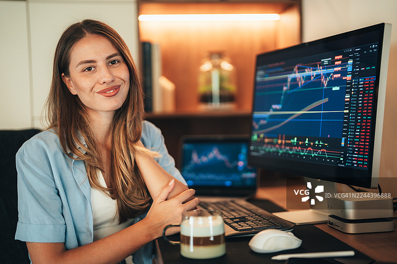 加密货币女交易员在分析完市场图表度过漫长一天后休息图片素材