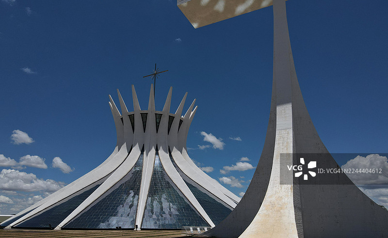 巴西，联邦区，巴西利亚 - 2025年10月24日：巴西国家博物馆（巴西利亚大都会大教堂）的标志性全景。图片素材