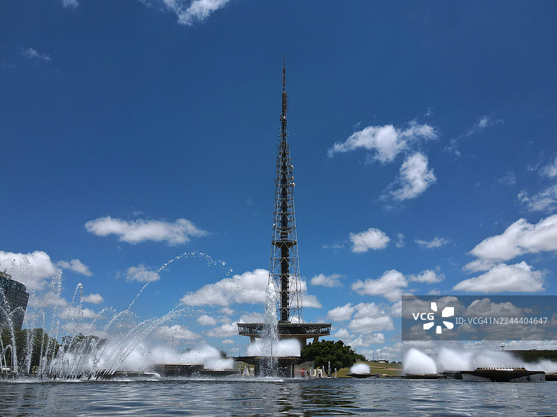 位于巴西利亚中央大道上的巴西利亚电视塔和电视塔喷泉图片素材