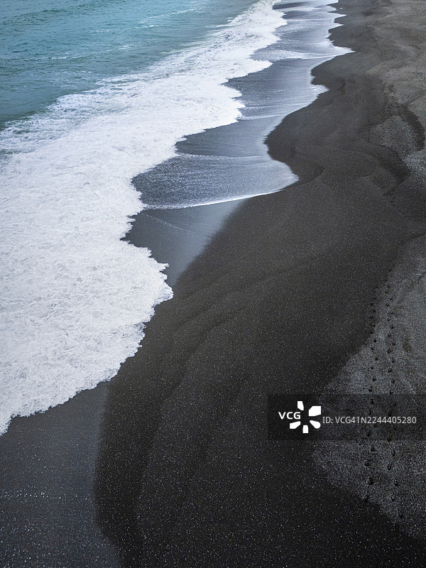 新西兰鹅卵石海滩上的海浪图片素材