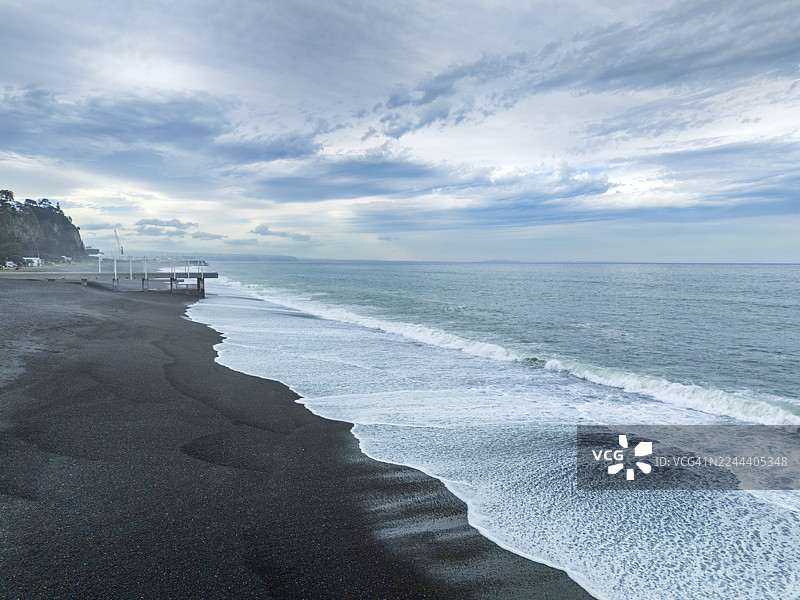 黑暗的海岸卵石滩和雨云图片素材