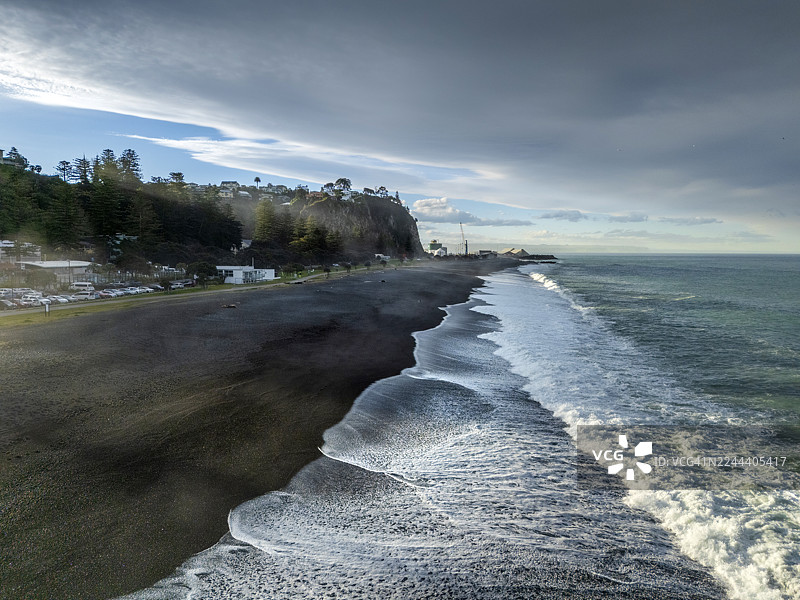 阳光照射在海浪和乌云上图片素材