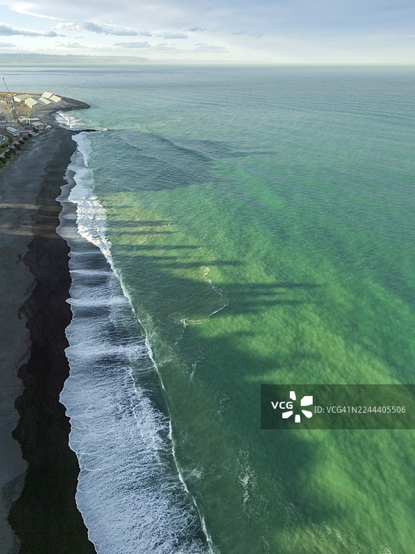 新西兰海岸线与绿松石色的海水图片素材