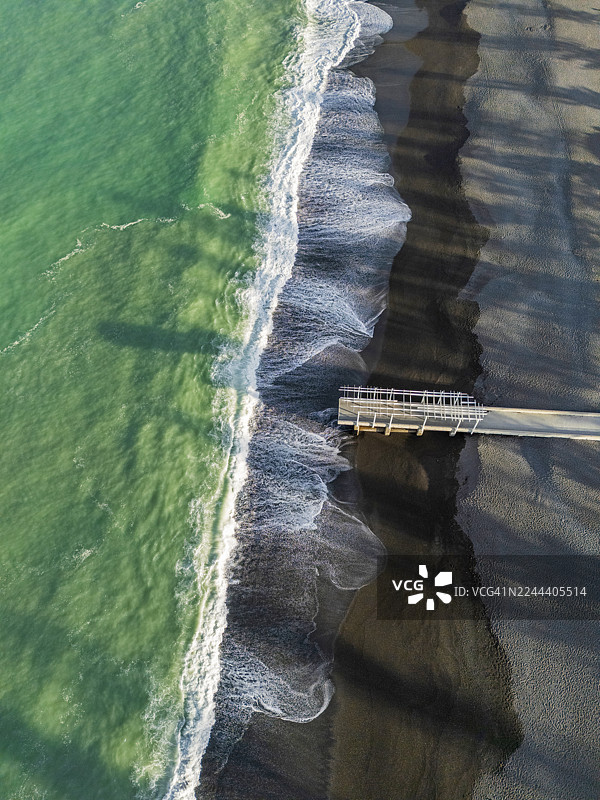 绿色大海深色卵石滩鸟瞰图图片素材