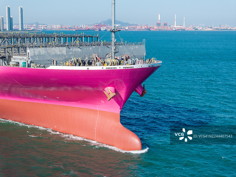 一艘粉红色的空集装箱船正离开青岛前湾集装箱码头图片素材